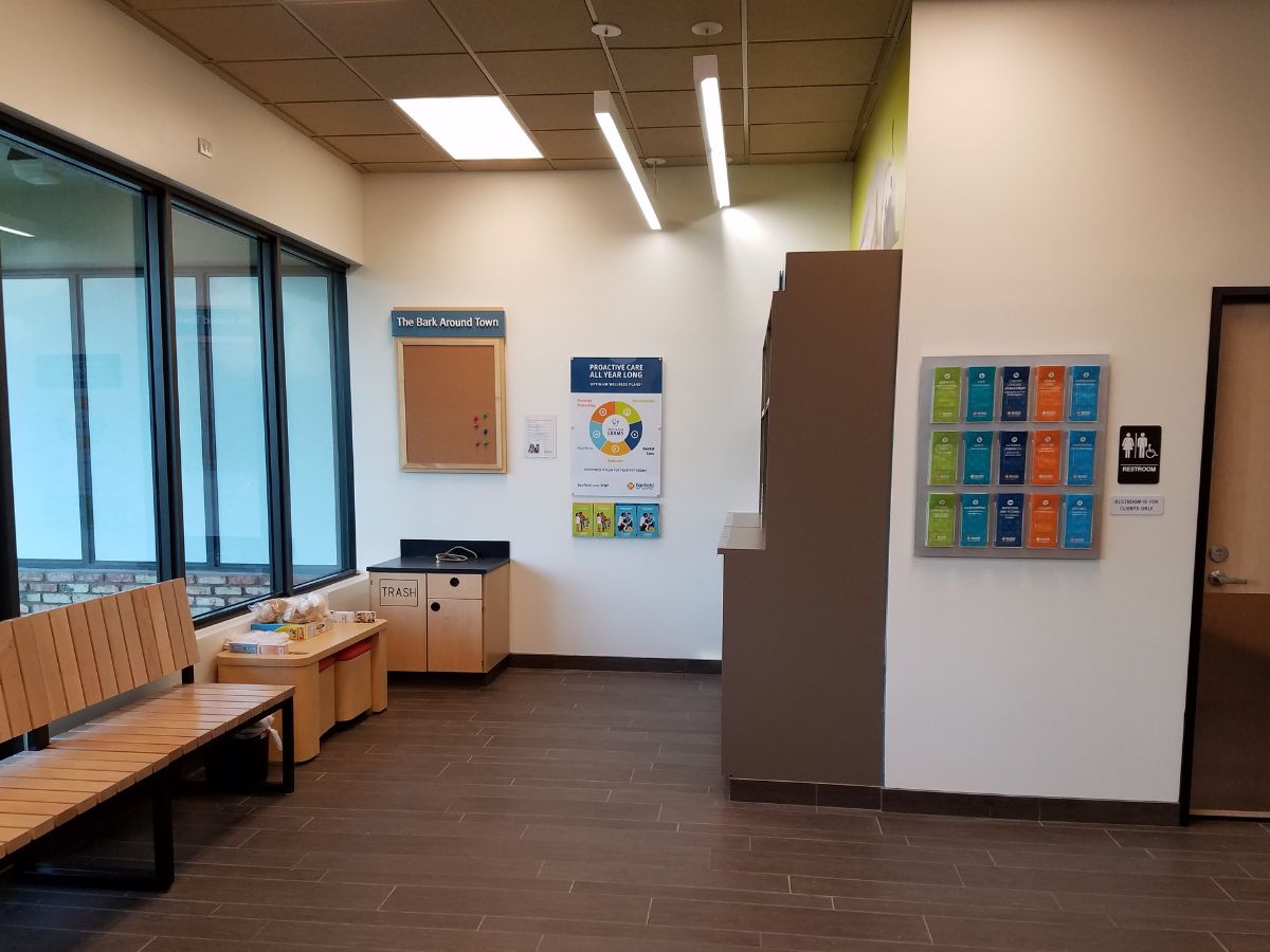 The Banfield Pinecrest lobby and waiting area