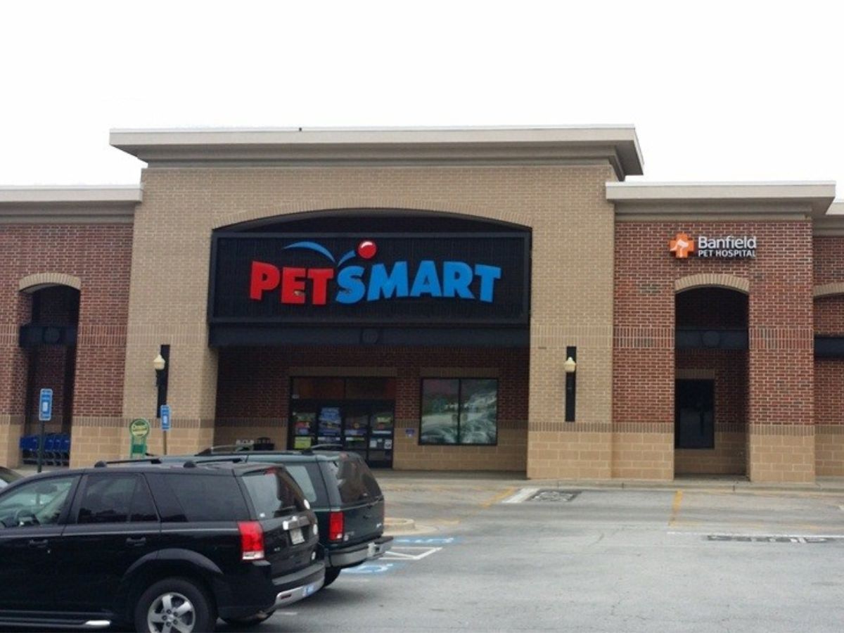The Banfield Pet Hospital: Midtown Building exterior