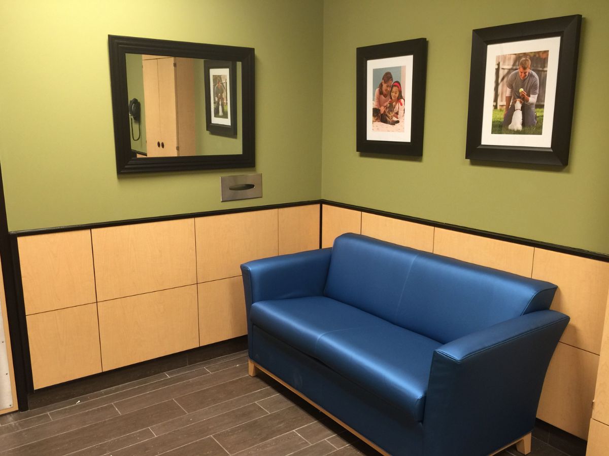 The Banfield Pet Hospital: Peachtree Hill waiting area