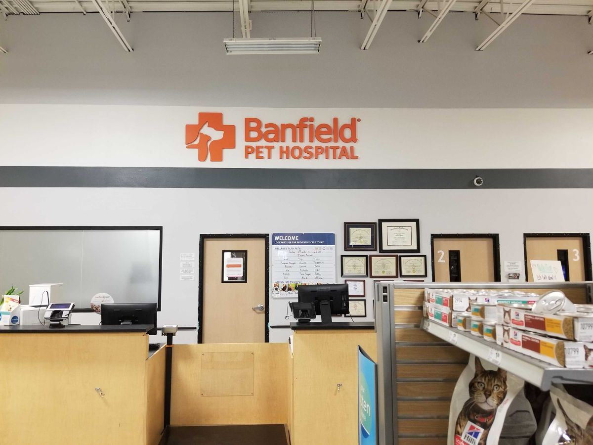 The front desk and lobby of the Hoover Banfield hospital