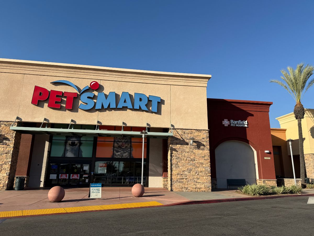 Front entrance to Banfield Pet Hospital - Upland