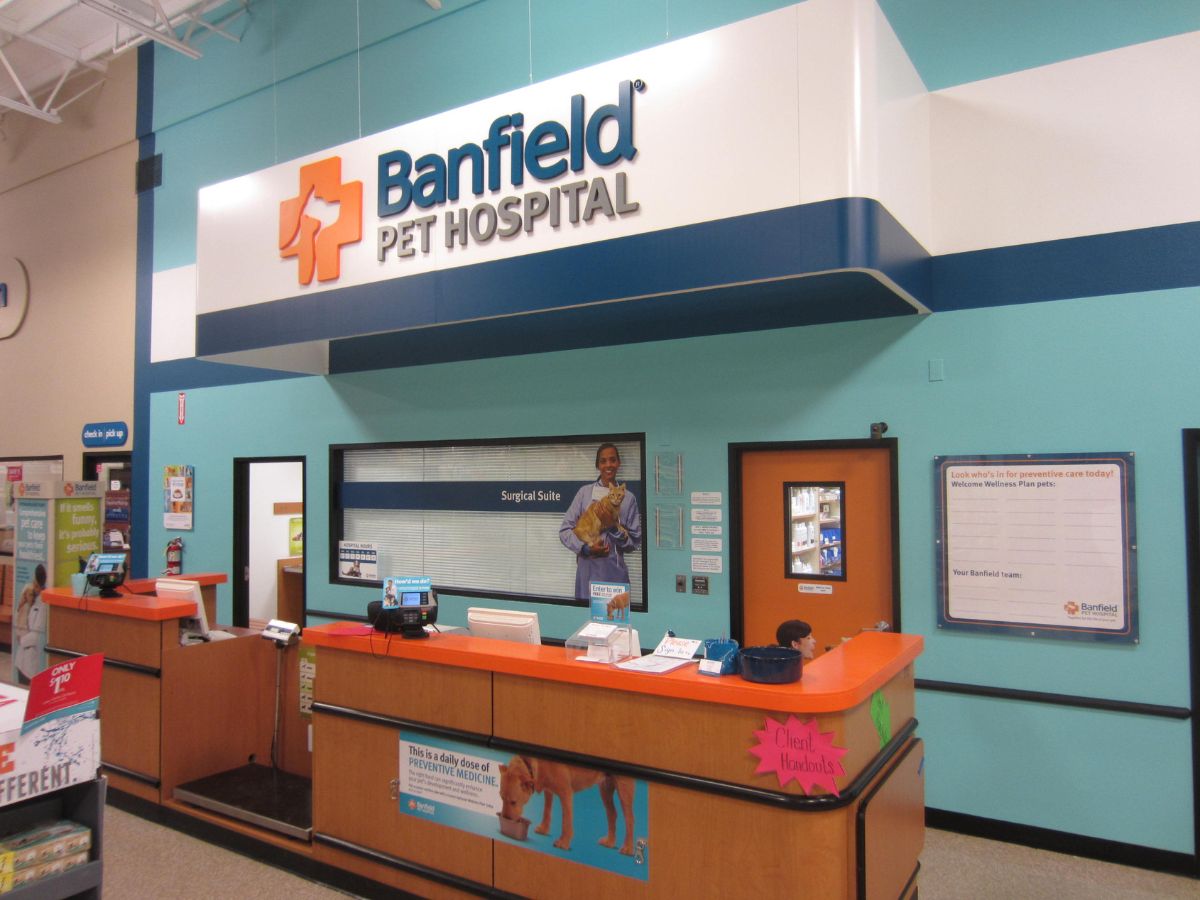 The Banfield West Covina hospital front desk