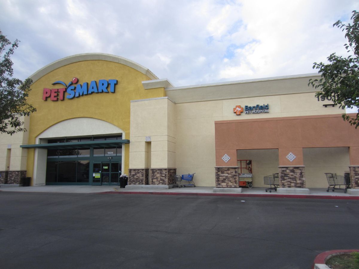 The Apple Valley Banfield and PetSmart front entrance