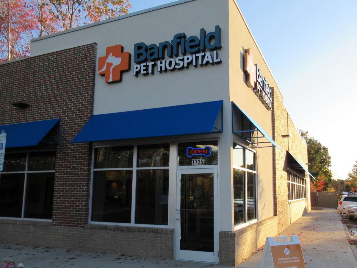 The front entrance of the East Garner Banfield hospital