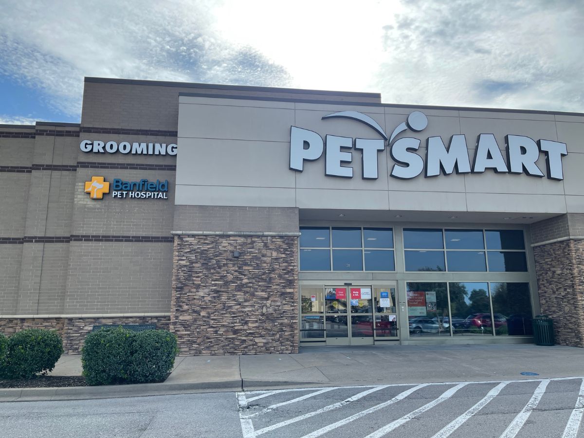 The Banfield Pet Hospital: Mt Juliet Building exterior