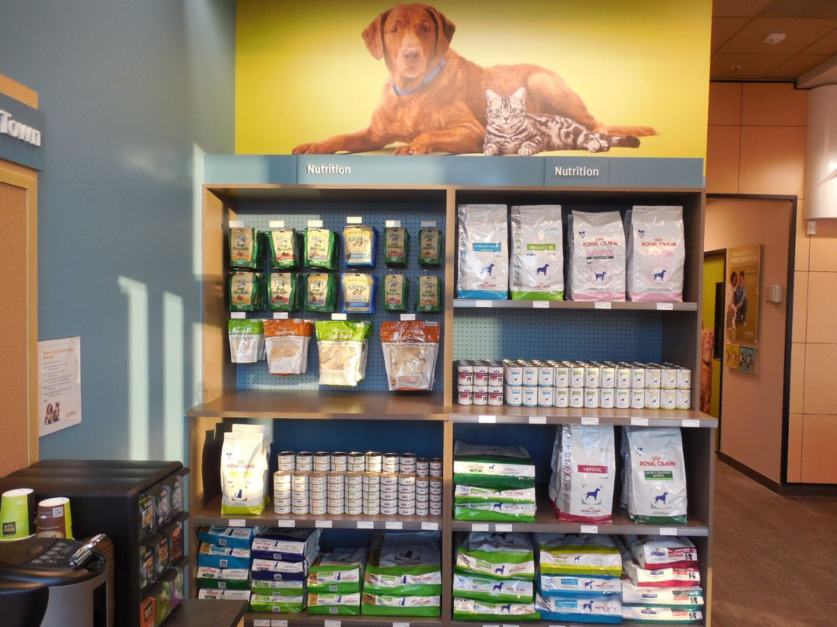 Supply shelves and food at the Leesburg Village Market Banfield hospital
