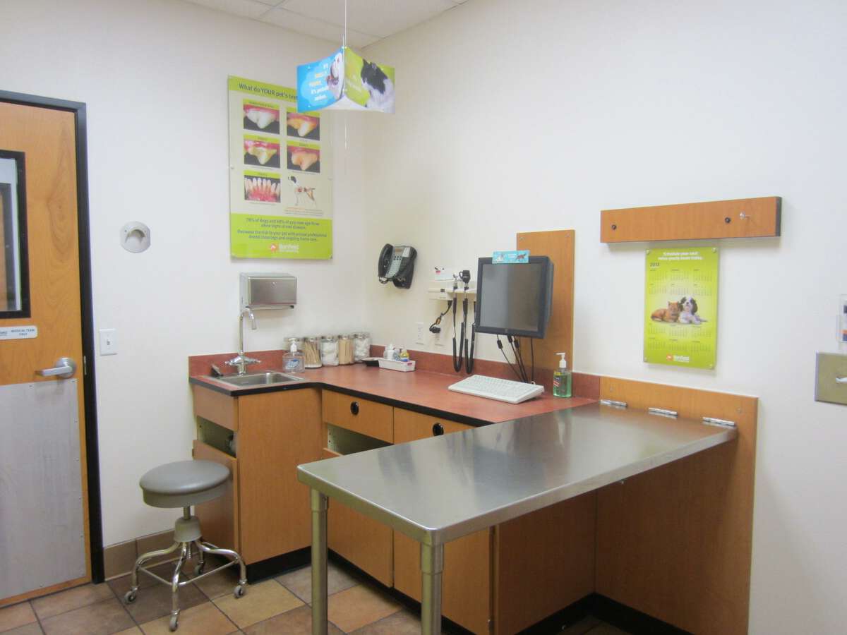 The exam room inside the Banfield - Yukon hospital