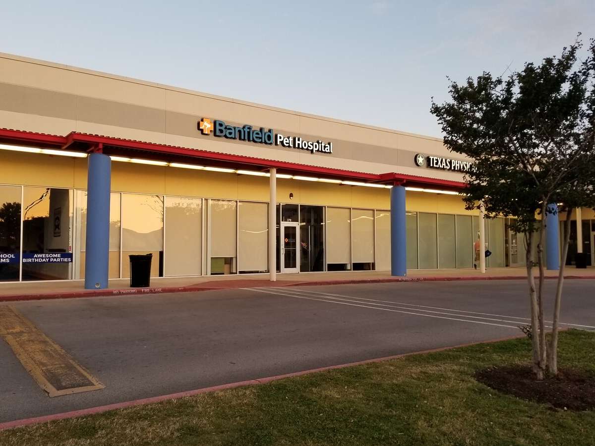 The front exterior entrance of the Round Rock Palm Valley Banfield hospital