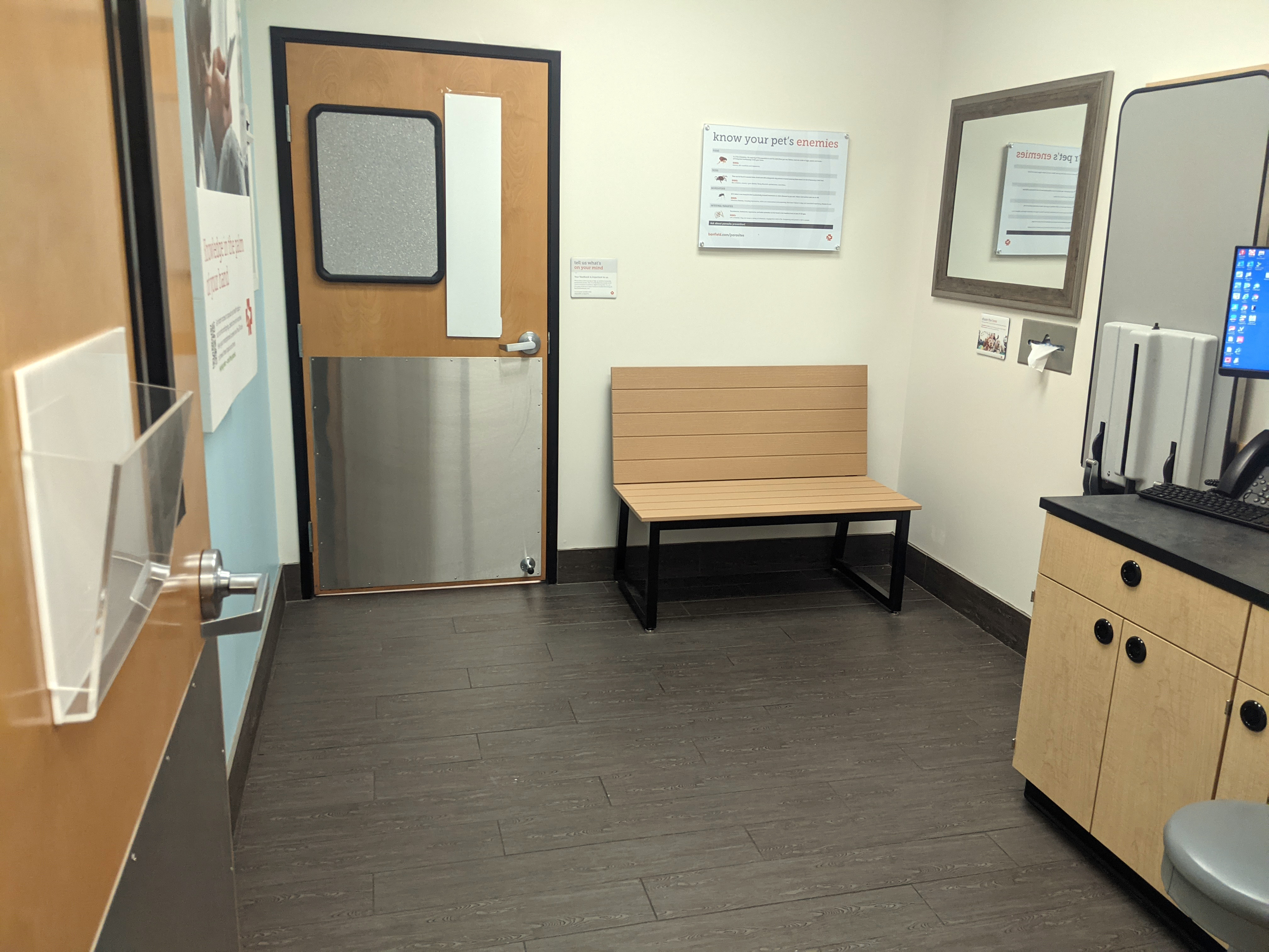 The Banfield - Countryside exam room and folding table