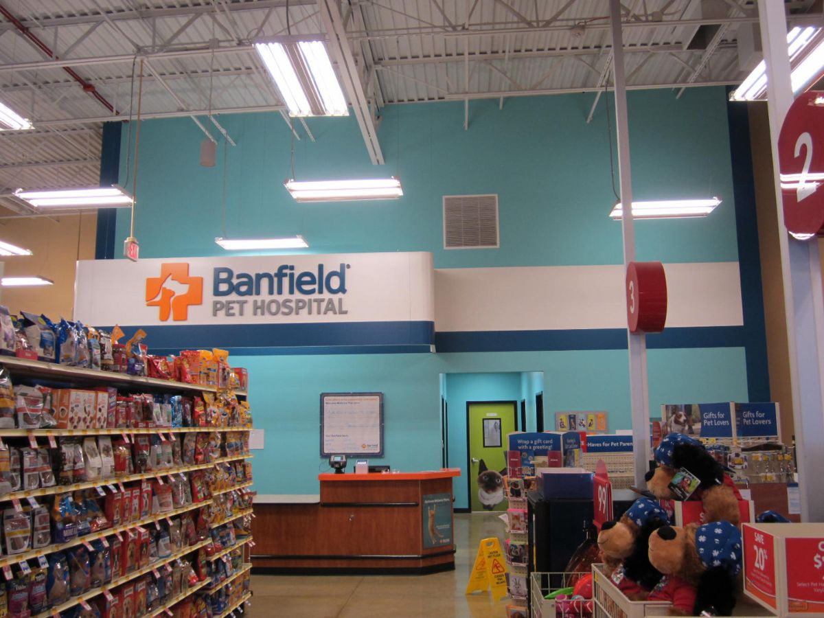 The South Euclid Banfield front desk and check-in area