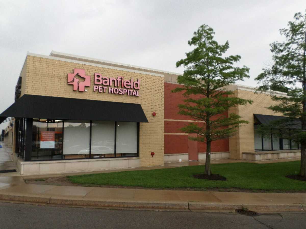 Another view of the Chicago Brickyard Banfield hospital front entrance