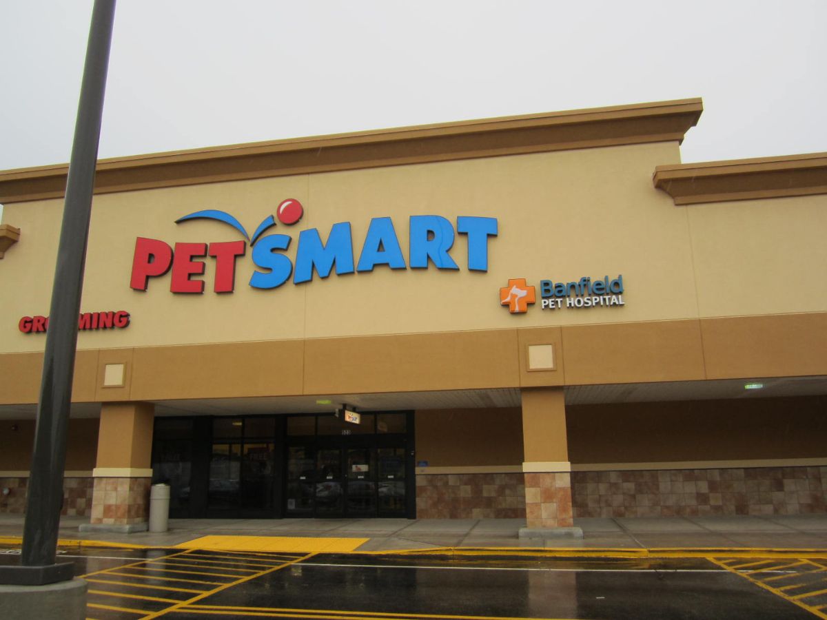The Pleasant Hills PetSmart and Banfield hospital front exterior entrances