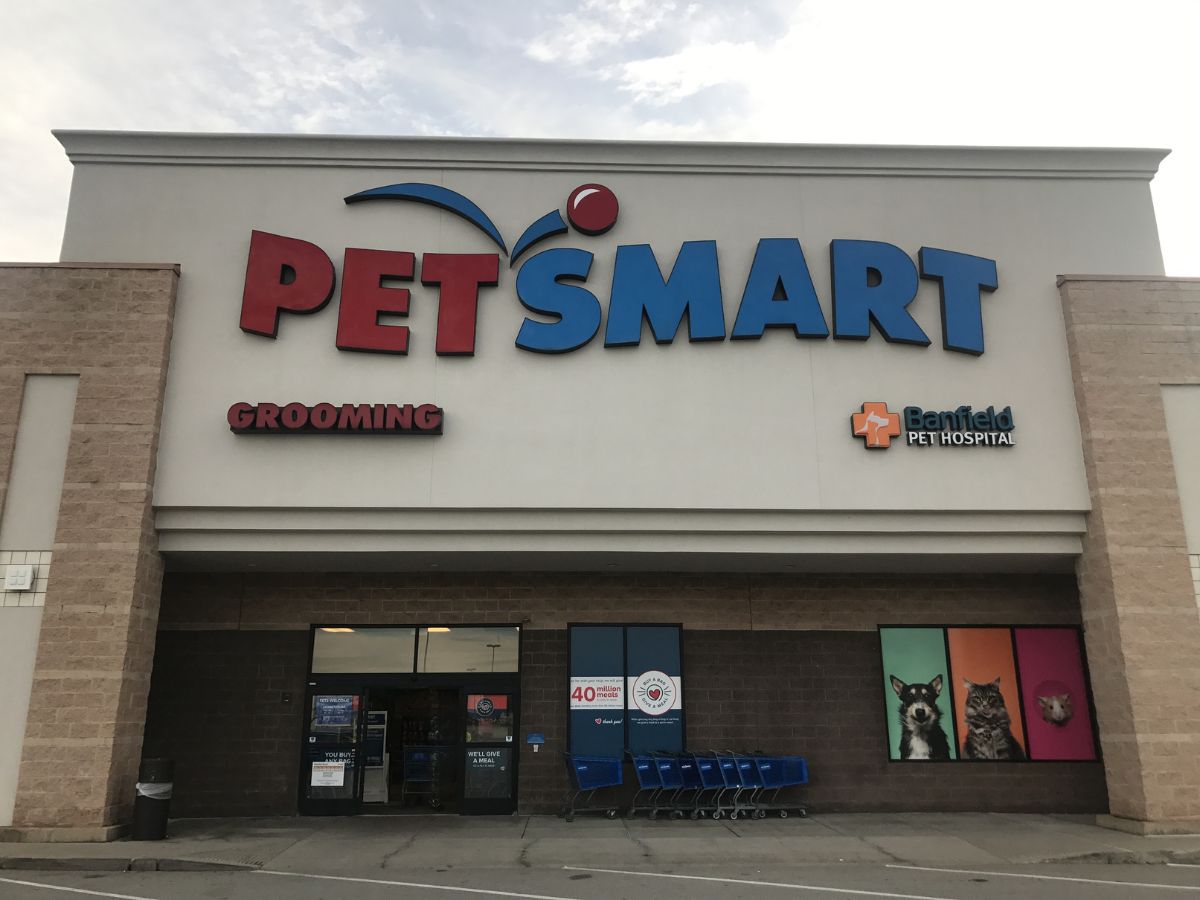 The Washington PetSmart and Banfield front entrances