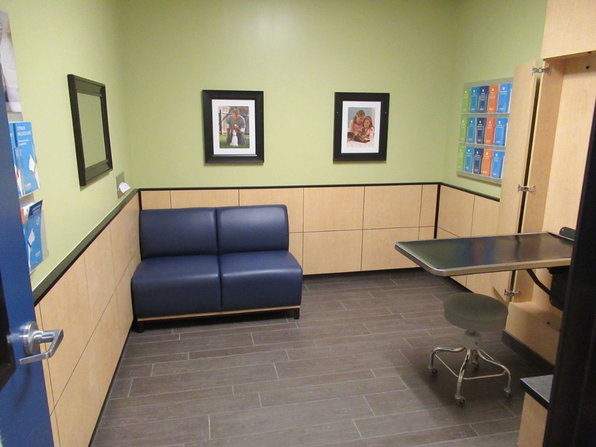 The Banfield Pet Hospital - Crafton Ingram exam room with table and seating area.