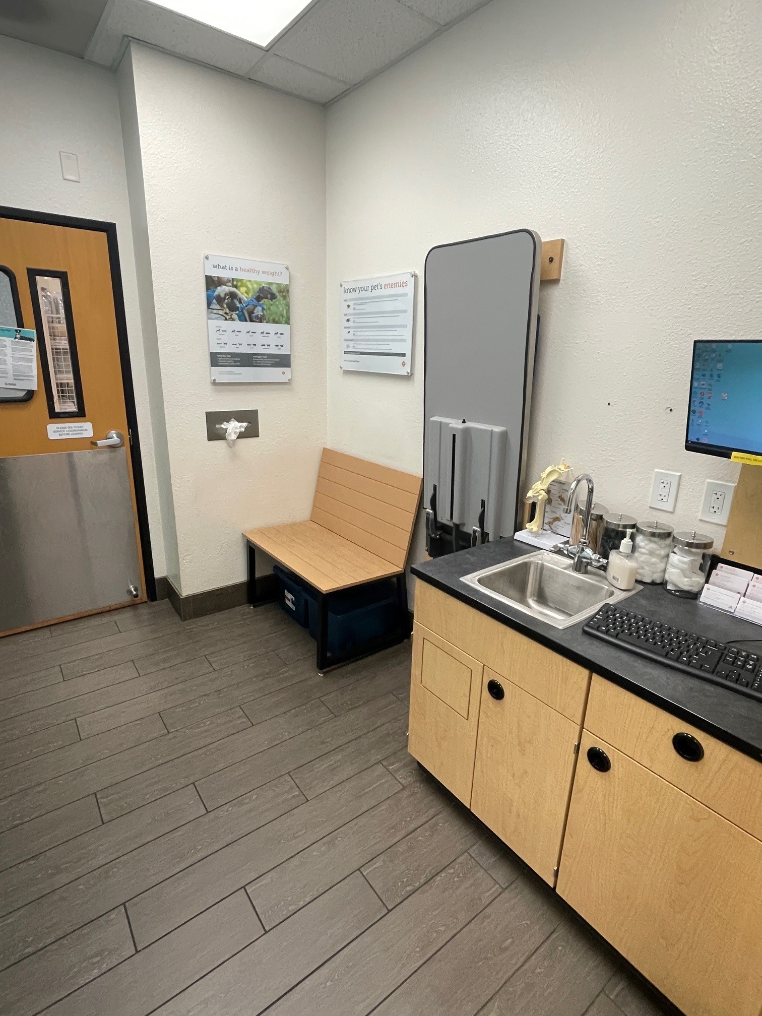 The examination room at Banfield Pet Hospital: Ward Parkway